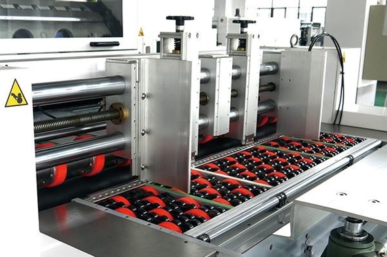 Vollautomatische Wellpappe-Stanzmaschine mit Abisoliervorrichtung