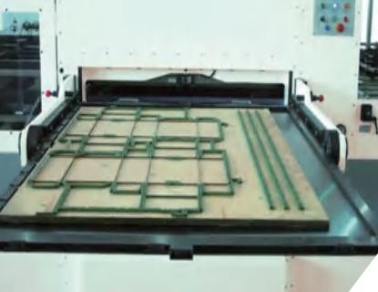 1650 x 1200mm automatischer gewölbter Kasten-stempelschneidene Maschine mit dem Abstreifen