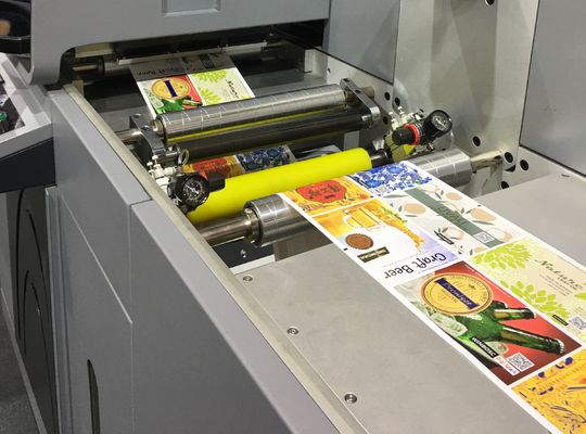 Digitale Tintenstrahldrucker mit UV-Lack-Folienstiftung Maximale Druckgeschwindigkeit von 50 m/Min.