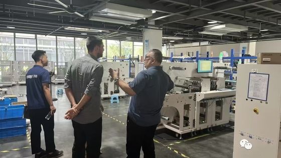 Digitaler Rollen-zu-Bogen-Laserstanzer mit max. 27 m/min Schneidegeschwindigkeit und max. 330 mm Etikettenbreite