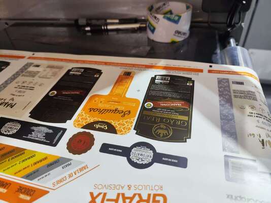 Maschine zum Drucken und Stempeln von Digitallabels mit UV-Lack