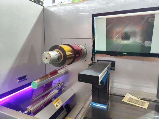 Maschine zum Drucken und Stempeln von Digitallabels mit UV-Lack