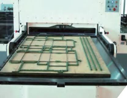 1650x1200mm abstreifende gewölbte stempelschneidene Maschine TD-1650S