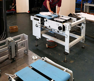 Buchbindemaschine mit Sattelheftung und Kompensationsstapler